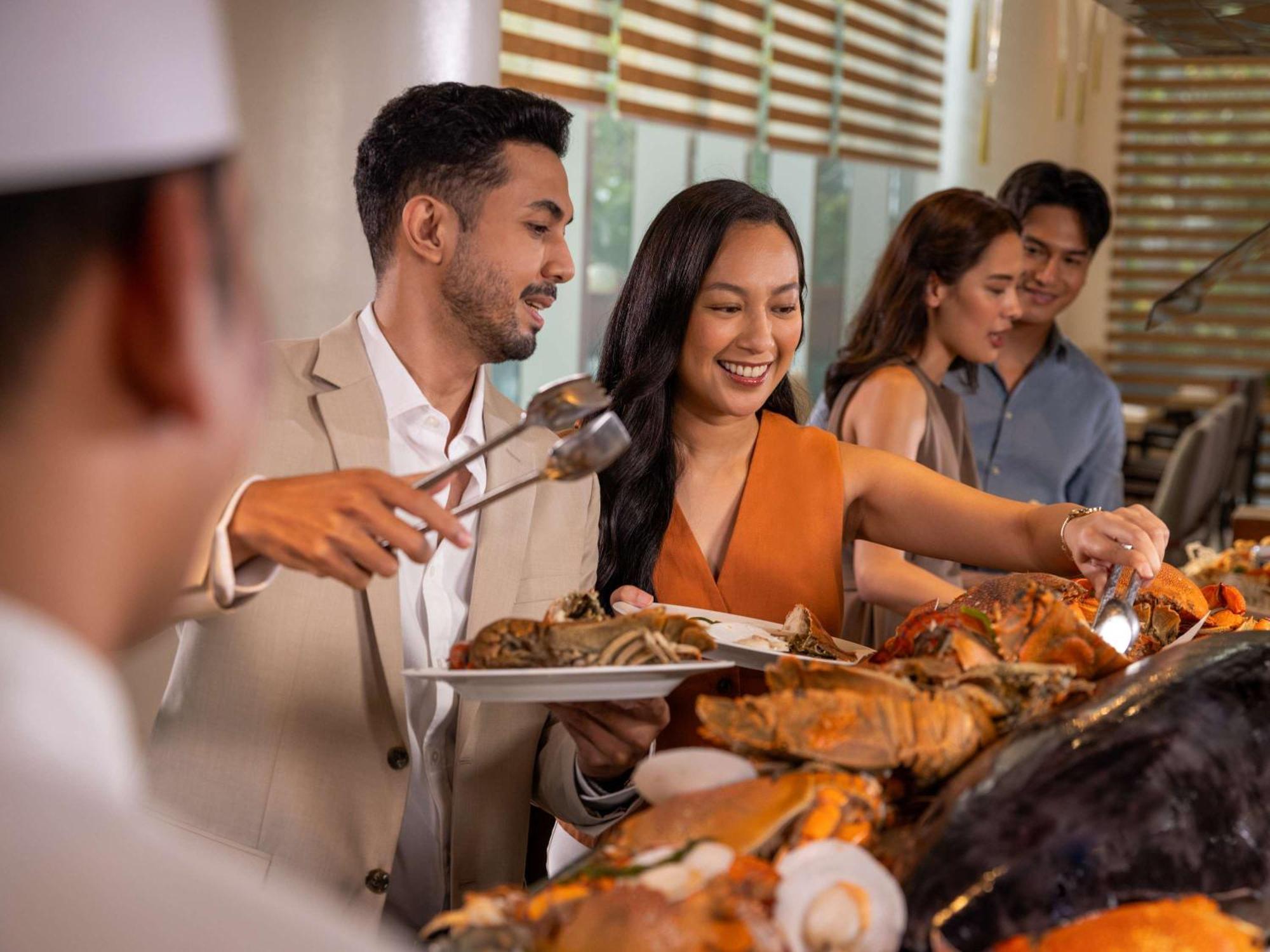 Hotel Fairmont Makati Makati City Exterior foto A buffet at a hotel