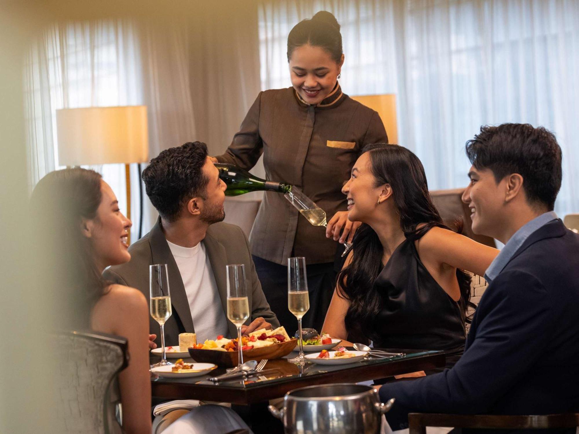 Hotel Fairmont Makati Makati City Exterior foto A butler serving drinks at a party